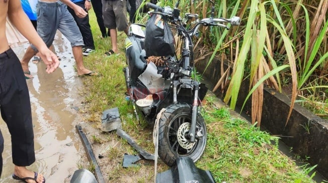 Kebut-Kebutan, Truk Tabrak Motor Tewaskan Dua Pelajar di Sambas