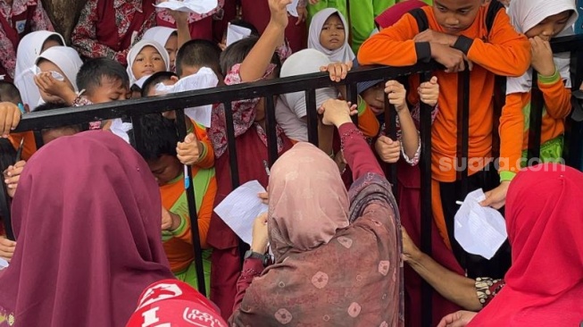 Istri Ganjar Dicegat Ratusan Anak SD di Palembang! Apa yang Mereka Minta?