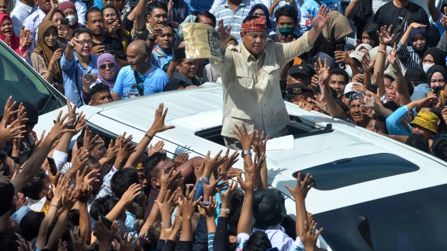 Calon presiden nomor urut 2, Prabowo Subianto, menyambut relawan saat menghadiri konsolidasi kemenangan Prabowo-Gibran di Kota Bengkulu, Bengkulu, Kamis (11/1/2024). [ANTARA FOTO/Muhammad Izfaldi/nz]