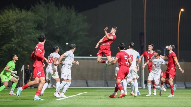 Cuplikan Laga Uji Coba Antara Timnas Indonesia vs. Iran pada Selasa (09/01/2024) kemarin. (instagram.com/justinhubner05)