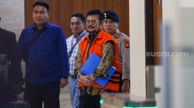 Tersangka Mantan Menteri Pertanian Syahrul Yasin Limpo (tengah) usai menjalani pemeriksaan di Bareskrim Mabes Polri, Jakarta, Kamis (11/1/2024). [Suara.com/Alfian Winanto]