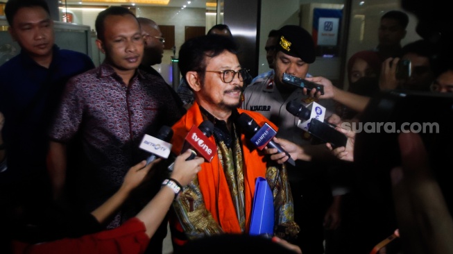 Tersangka Mantan Menteri Pertanian Syahrul Yasin Limpo (tengah) menemui awak media usai menjalani pemeriksaan di Bareskrim Mabes Polri, Jakarta, Kamis (11/1/2024). [Suara.com/Alfian Winanto]