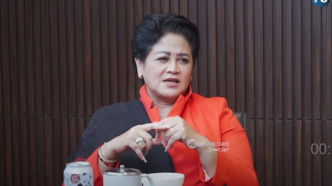 Connie Rahakundini Bakrie saat ngobrol di Abraham Samad Speak Up. [Abraham Samad Speak Up/YouTube]