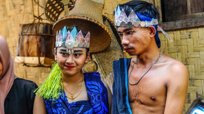 Pengantin Suku Badui berswafoto usai acara akad pernikahan di Kampung Kaduketug, Lebak, Banten, Kamis (11/1/2024).  [ANTARA FOTO/Muhammad Bagus Khoirunas/nz]