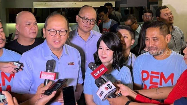 Ketua Tim Kampanye Nasional (TKN) Prabowo-Gibran, Rosan Roeslani. (kiri). (Suara.com/M Yasir)