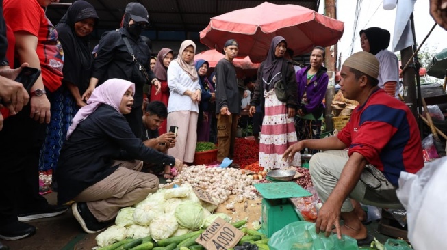 Siti Atikoh Suprianti blusukan ke Pasar 26 Ilir, Palembang, Sumatera Selatan, Jumat (12/1/2024). [Istimewa]