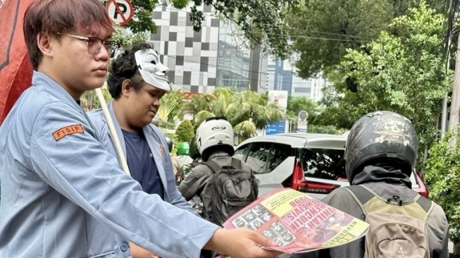 Sejumlah mahasiswa yang tergabung dalam aliansi Mahasiswa Indonesia Bersatu membagikan ribuan pamflet perlawanan terhadap politik dinasti dan penjahat HAM di depan kampus Universitas Prof Dr Moestopo Beragama, Kamis (11/1/2024). [Ist]