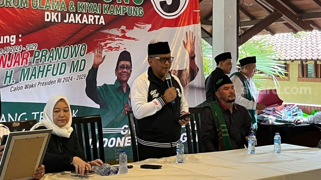 Sekretaris Jenderal (Sekjen) DPP PDI Perjuangan (PDIP) Hasto Kristiyanto (berdiri) dalam acara Forum Ulama dan Kiai Kampung yang mendeklarasikan dukungan kepada Ganjar Pranowo-Mahfud MD di Cilandak, Jakarta Selatan, Jumat (12/1/2024). (Suara.com/M Yasir)