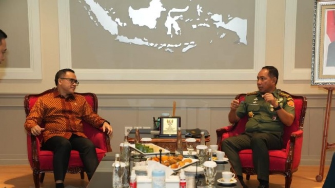 Panglima TNI Jenderal Agus Subiyanto mengadakan pertemuan dengan Menteri Pendayagunaan Aparatur Negara dan Reformasi Birokrasi (PAN-RB) Abdullah Azwar Anas di kantor Kementerian PANRB, Jakarta Selatan, Kamis (11/1/2024). (Foto: dokumentasi Puspen TNI)