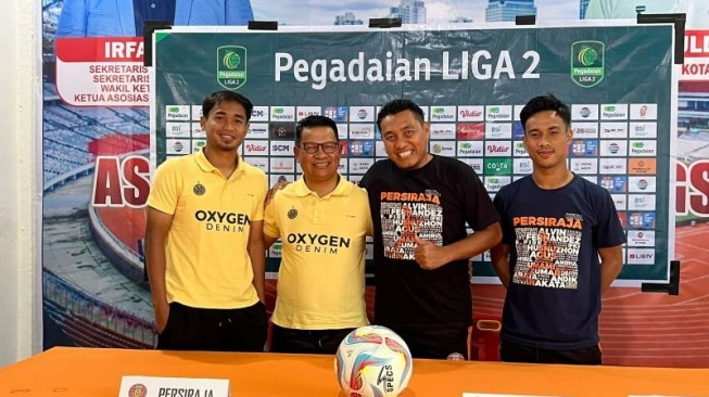 Pelatih dan pemain Persiraja bersama Semen Padang FC berfoto bersama usai konferensi pers jelang pertandingan, di Langsa, Aceh, Jumat (12/1/2024) (ANTARA/HO/MO Persiraja)