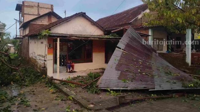 Angin Kencang Terjang Sejumlah Wilayah, Warga Jatim Harap Waspada!