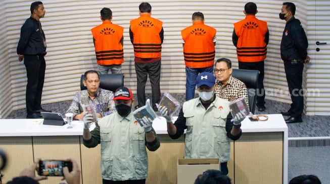 Petugas menunjukan barang bukti berupa uang tunai saat konferensi pers di Gedung Merah Putih KPK, Jakarta, Jumat (12/1/2024). [Suara.com/Alfian Winanto]