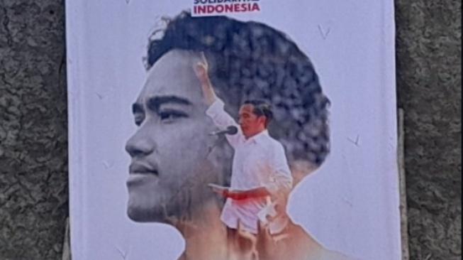 Baliho PSI menampilkan foto Jokowi dan putra bungsunya, Kaesang Pangarep. (tangkapan layar/twitter)