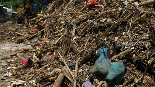 Penampakan sampah dari Kali Ciliwung yang akan diangkut ke mesin pencacah di tempat penyaringan sampah di TB Simatupang, Jakarta, Jumat (12/1/2024). [Suara.com/Alfian Winanto]