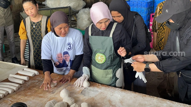 Harga Sagu Melambung, Istri Ganjar Sambangi Pabrik Pembuatan Kerupuk Kemplang Di Palembang