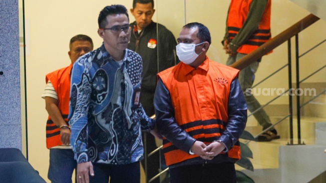 Tersangka Bupati Labuhanbatu Erik Adtrada Ritonga mengenakan rompi oranye usai menjalani pemeriksaan di Gedung Merah Putih KPK, Jakarta, Jumat (12/1/2024). [Suara.com/Alfian Winanto]