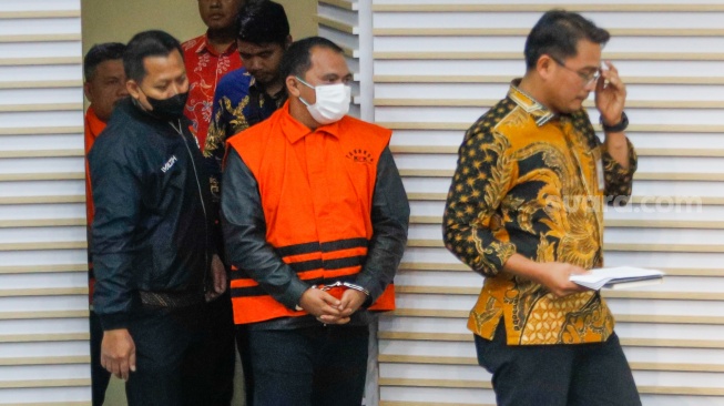 Tersangka Bupati Labuhanbatu Erik Adtrada Ritonga (tengah) dihadirkan saat konferensi pers di Gedung Merah Putih KPK, Jakarta, Jumat (12/1/2024). [Suara.com/Alfian Winanto]