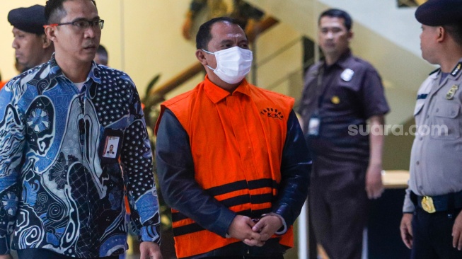 Tersangka Bupati Labuhanbatu Erik Adtrada Ritonga mengenakan rompi oranye usai menjalani pemeriksaan di Gedung Merah Putih KPK, Jakarta, Jumat (12/1/2024). [Suara.com/Alfian Winanto]