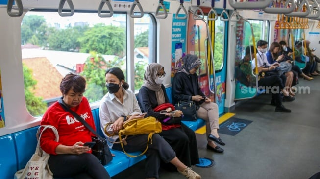 Penumpang berada di dalam kereta Moda Raya Terpadu (MRT) Jakarta, Sabtu (13/1/2024). [Suara.com/Alfian Winanto]