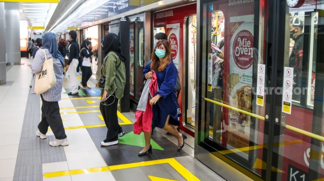 Penumpang turun dari dalam kereta Moda Raya Terpadu (MRT) Jakarta, Sabtu (13/1/2024). [Suara.com/Alfian Winanto]