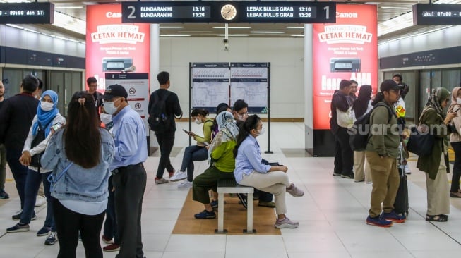 Penumpang berada di dalam kereta Moda Raya Terpadu (MRT) Jakarta, Sabtu (13/1/2024). [Suara.com/Alfian Winanto]