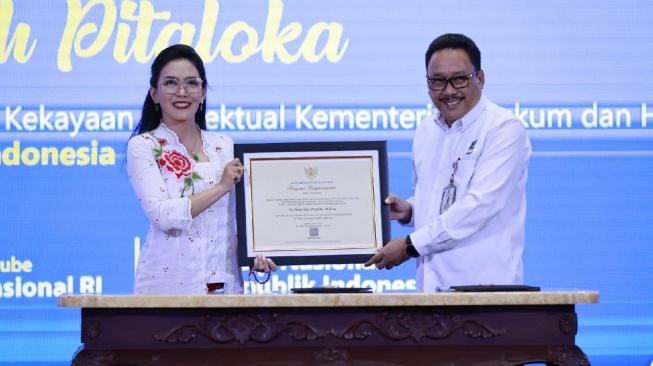 Rieke Diah Pitaloka menyerahkan 20 karya intelektualnya ke Arsip Nasional Republik Indonesia (ANRI). [dokumentasi Rieke Diah Pitaloka]