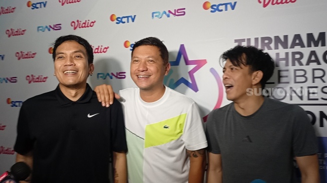 Desta, Gading Marten dan Ariel NOAH usai berkompetisi di Turnamen Olahraga Selebriti Indonesia (TOSI) di GOR POPKI Cibubur, Jakarta Timur [Suara.com/Rena Pangesti]