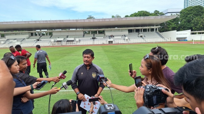 Pelatih Timnas Indonesia U-20 Indra Sjafri saat ditemui awak media di sela uji coba melawan Bhayangkara FC di Stadion Madya, Jakarta, Sabtu (13/1/2024) pagi. (Suara.com/Adie Prasetyo Nugraha)