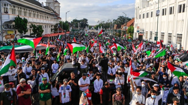 Warga mengikuti aksi solidaritas untuk Palestina di kawasan Nol Kilometer Yogyakarta, Sabtu (13/1/2024). [ANTARA FOTO/Hendra Nurdiyansyah/nz]