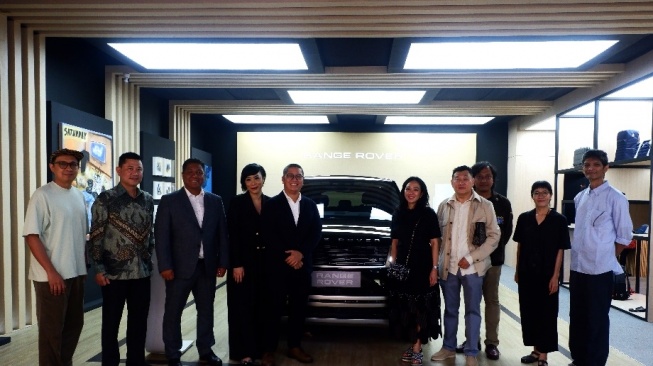 Ki-ka: Abell Octovan, Seniman; Kho Hendy Susanto, Deputy General Manager PT. Indomobil Trada Nasional; Irvino Edwardly, Sales & Markering Director PT JLM Auto Indonesia; Francisca Prandayani, General Manager Operations Jaguar Land Rover Indonesia; Oloan Pranala, Marketing Manager PT JLM Auto Indonesia;  Inge Santoso, Director, CAN’s Art Gallery; Tommy Sutomo, Director, CAN’s Art Gallery; Prabu Pradana, Seniman; Bunga Yuridespita; Seniman; Tutu, Seniman [PT JLM Auto Indonesia]