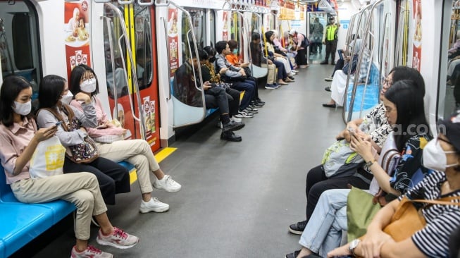 Penumpang berada di dalam kereta Moda Raya Terpadu (MRT) Jakarta, Sabtu (13/1/2024). [Suara.com/Alfian Winanto]