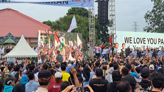 Kampanye Di Batam: Prabowo Cium Bendera Palestina, Lempar Baju Safari Ke Pendukung