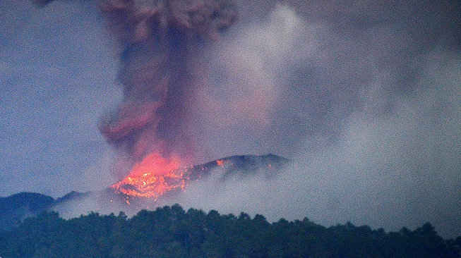 Jelang Turun Status, Gunung Marapi di Sumbar Sempat Erupsi Lagi