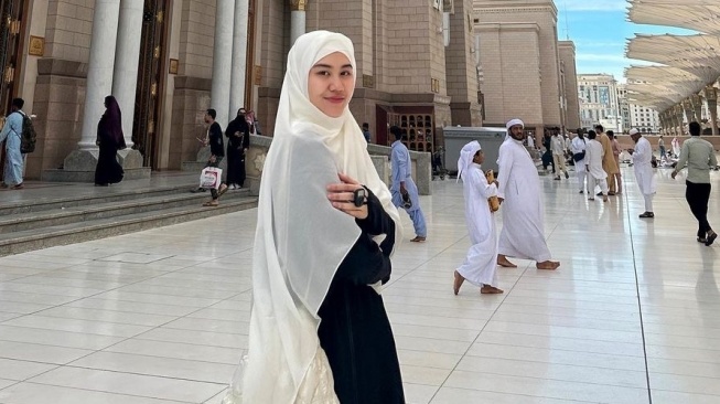 Umrah, Ini 5 Potret Anggun Aaliyah Massaid Kenakan Hijab di Madinah: Tetap Mempesona Meski Tanpa Makeup