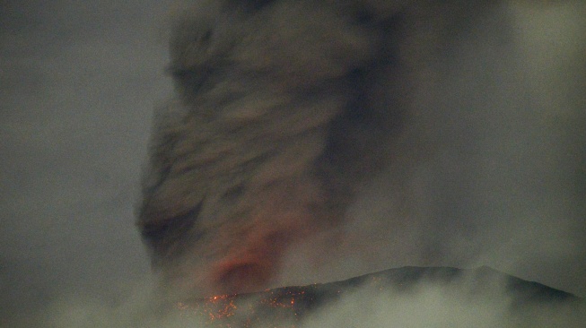 Gunung Marapi mengeluarkan batu panas saat erupsi terlihat dari Batang Silasiah, Nagari Bukik Batabuah, Agam, Sumatera Barat, Sabtu (13/1/2024) dini hari. [ANTARA FOTO/Iggoy el Fitra/nz]