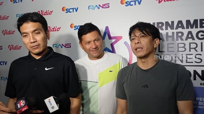 Desta, Gading Marten dan Ariel NOAH usai berkompetisi di Turnamen Olahraga Selebriti Indonesia (TOSI) di GOR POPKI Cibubur, Jakarta Timur [Suara.com/Rena Pangesti]