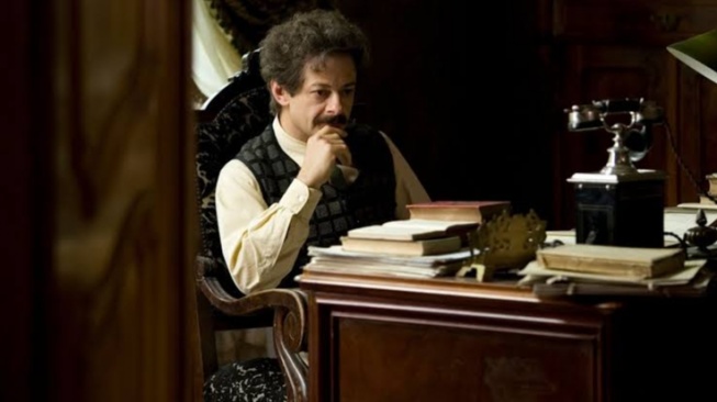 Review Film Einstein and Eddington, Misi Membuktikan Teori Relativitas