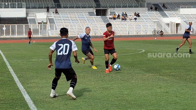 Aksi Radja Nainggolan dalam pertandingan uji coba antara Timnas Indonesia U-20 vs Bhayangkara FC di Stadion Madya, Jakarta, Sabtu (13/1/2024) pagi. (Suara.com/Adie Prasetyo Nugraha).