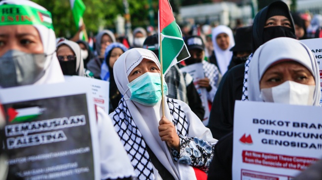 Warga mengikuti aksi solidaritas untuk Palestina di kawasan Nol Kilometer Yogyakarta, Sabtu (13/1/2024). [ANTARA FOTO/Hendra Nurdiyansyah/nz]