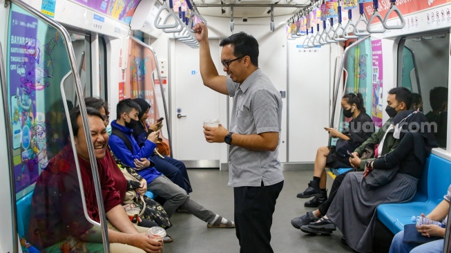 Penumpang berada di dalam kereta Moda Raya Terpadu (MRT) Jakarta, Sabtu (13/1/2024). [Suara.com/Alfian Winanto]