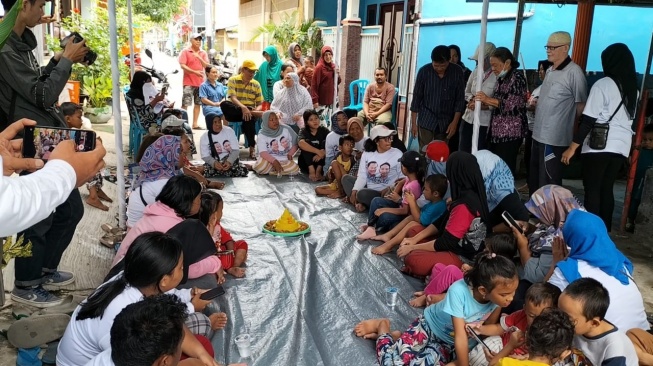 Relawan Rumah Indonesia Maju pendukung Prabowo-Gibran membagikan ratusan makan siang gratis ke warga RT 10/ RW 13 Warakas, Tanjung Priok, Jakarta Utara, Minggu (14/1/2024). [Dok. Relawan Indonesia Maju Prabowo-Gibran]