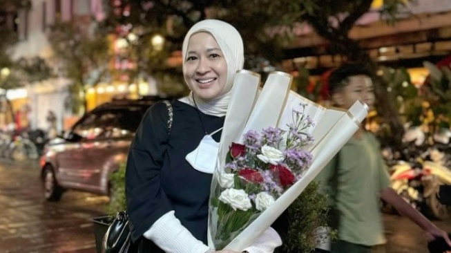 Potret cantik Okie Agustina pakai hijab (Instagram/okieagustina_)