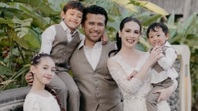 Arumi Bachsin, Emil Dardak dan ketiga anak mereka. (Instagram/@arumibachsin)