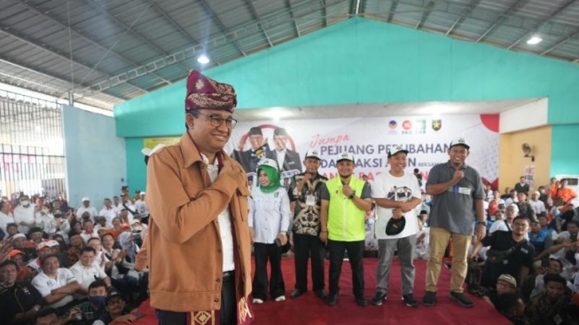 Pose 'Sasageyo' Saat Debat Capres, Anies Disematkan Jaket Attack on Titan