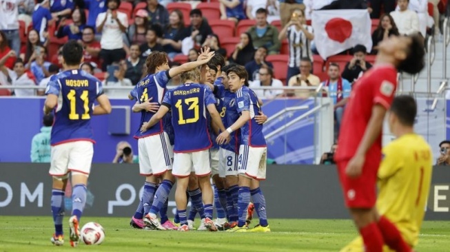 Para pemain Jepang merayakan gol yang dicetak Takumi Minamino pada pertandingan Grup D Piala Asia 2023 melawan Vietnam, di Stadion Al Thumana, Doha, Minggu (14/1/2024). (ANTARA/AFP/KARIM JAAFAR)