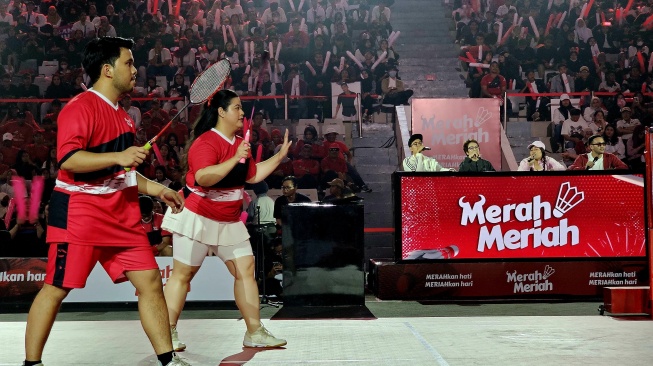 Anak Puan Maharni, Pinka Haprani ikut bertanding bulu tangkus berpasangan dengan Thariq Halilintar melawan pasangan Vriza dan Marsha di Istora Senayan, Jakarta, Minggu (14/1/2024). [Dok. TPN Ganjar-Mahfud]