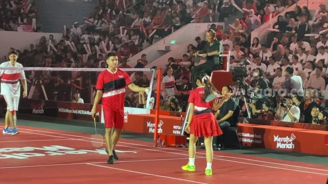 Fujianti Utami atau Fuji dan Fadly Faisal di pertandingan bulu tangkis Merah Meriah di Istora Senayan, Jakarta, Minggu (14/1/2024). [Suara.com/Adiyoga Priyambodo]