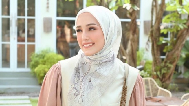 Potret cantik Adelia Wilhelmina pakai hijab (Instagram/adeliapasha)