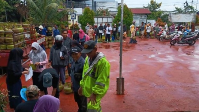 Operasi Pasar LPG 3 Kg Di Balikpapan Diklaim Lancar, Siang Hari Antrean ...