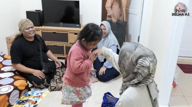 Momen Putri Delina Jenguk Dede Bintang (YouTube/Putri Delina AS)